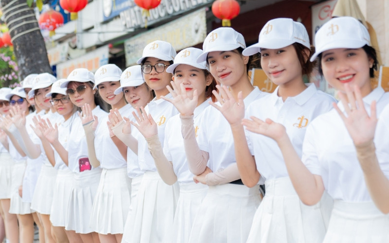 Sắc màu tươi trẻ của các thành viên Roadshow “Đến là Đẹp” của Viện Thẩm Mỹ DIVA