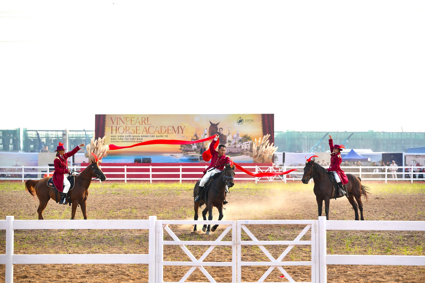 Sự kiện khai trương kỹ thuật Vinpearl Horse Academy mở màn với nghi thức “phi mã cắt băng” chưa từng có tiền lệ tại Việt Nam, nhận tràng pháo tay không ngớt từ khán giả. Trước đó, ngay từ sáng sớm, hàng vạn người từ khắp nơi đã đổ về Thành phố Đảo Hoàng gia để khám phá và tham quan các công trình kiến trúc phong cách hoàng gia, những tiện ích đẳng cấp đặc quyền thượng lưu chỉ có tại Vinhomes Royal Island (Vũ Yên, Hải Phòng).