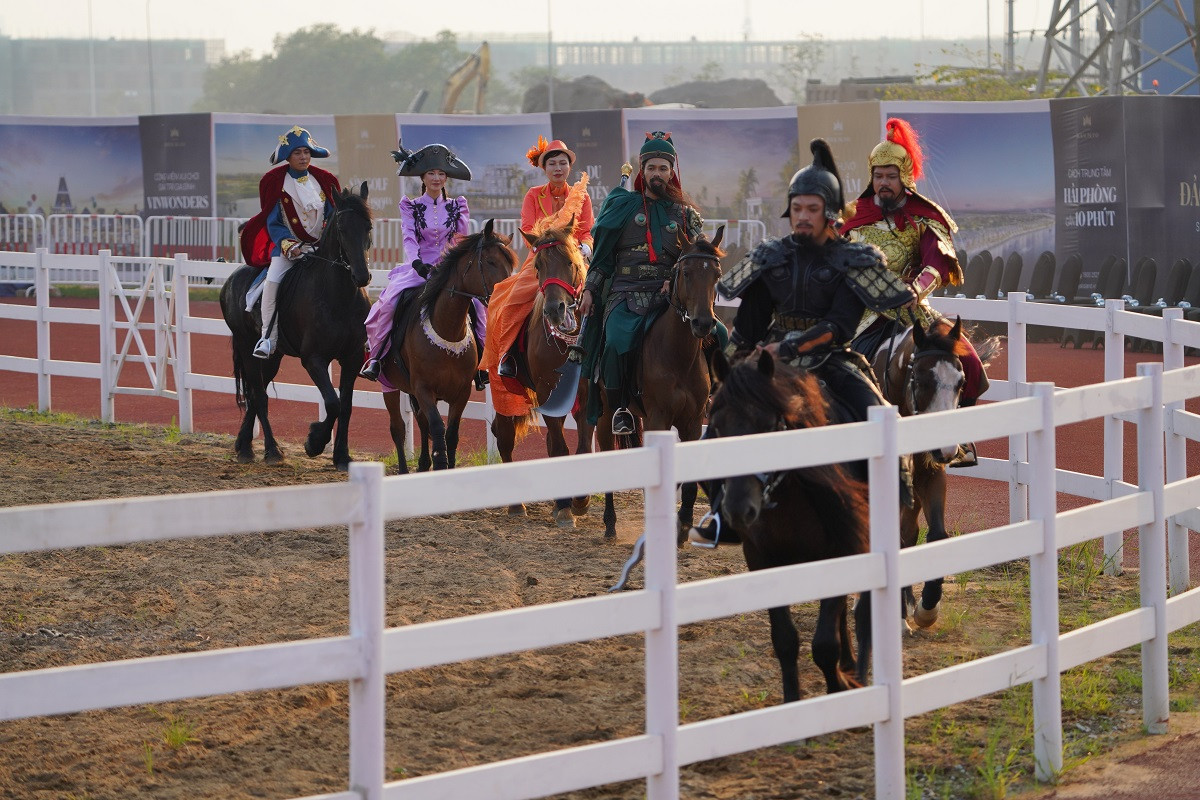 Khách mời trầm trồ không ngớt, kinh ngạc và thích thú trước dàn ngựa quý tộc theo phong cách Hoàng gia Anh, phóng khoáng tự do theo phong cách viễn Tây nước Mỹ, hay Cosplay tái hiện nhiều nhân vật nổi tiếng như Thành Cát Tư Hãn…