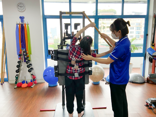 Điều trị gù lưng bằng thiết bị vận động trị liệu ATM2 tiên tiến tại ACC