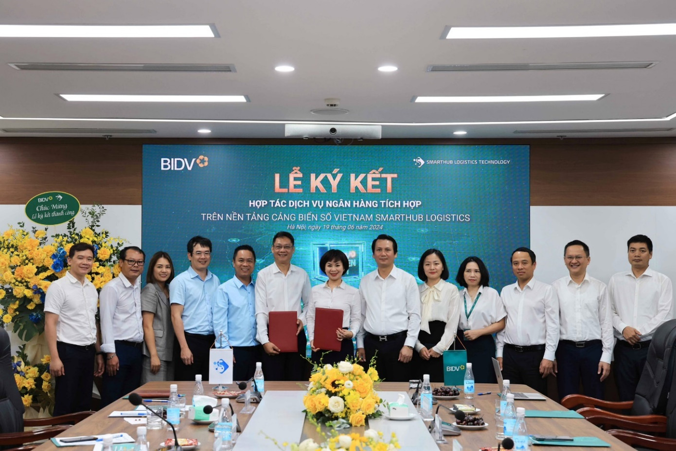 Bà Đỗ Thị Thanh Huyền - Giám đốc Ban Chính sách sản phẩm bán buôn BIDV và ông Nguyễn Anh Việt - Tổng giám đốc Công ty SLT - ký kết Biên bản ghi nhớ.