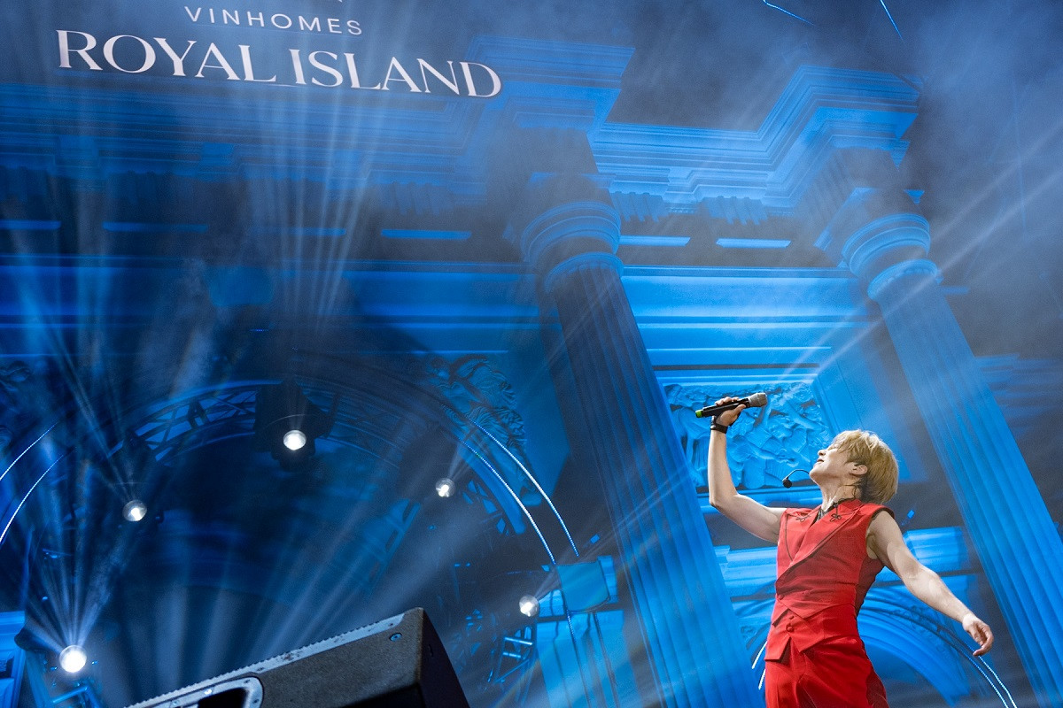 Và không để khán giả phải nóng lòng chờ đợi, nam thần Hàn Quốc đã liên tục “đốt cháy” Thành phố Đảo Hoàng Gia bằng những màn trình diễn thăng hoa, đẳng cấp quốc tế, với list các ca khúc “cực chill”, như: Feedback; Senrenity; Min Deul Re; Love Letter; Daisy; Brand New; Beyond... đi kèm với vũ đạo mãn nhãn.