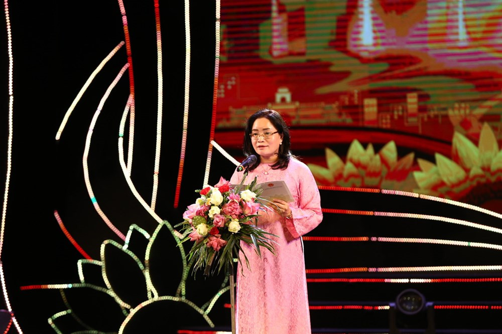 Thứ trưởng Bộ VHTTDL Trịnh Thị Thuỷ phát biểu khai mạc chương trình