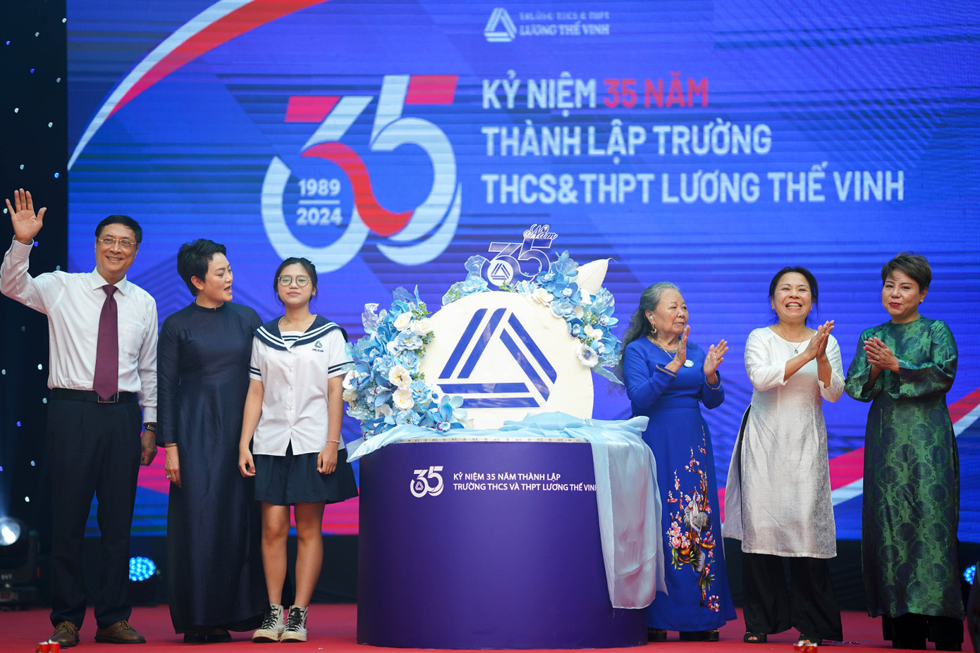 Lãnh đạo nhà trường cắt bánh kỷ niệm 35 năm thành lập trường