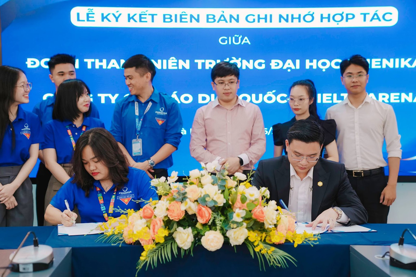 Ông Trịnh Đức Mỹ và Ths. Nguyễn Thị Khánh Trà đã cùng ký vào Biên bản ghi nhớ hợp tác trước sự chứng kiến của toàn thể khách mời (Ảnh: Đoàn thanh niên Trường Đại học Phenikaa) Ông Trịnh Đức Mỹ và Ths. Nguyễn Thị Khánh Trà đã cùng ký vào Biên bản ghi nhớ hợp tác trước sự chứng kiến của toàn thể khách mời (Ảnh: Đoàn thanh niên Trường Đại học Phenikaa)