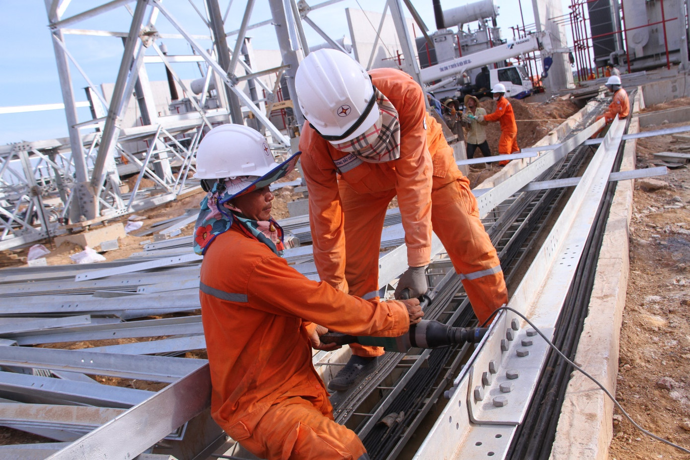 Lực lượng xung kích của Công ty Điện lực Lâm Đồng và Công ty Điện lực Sóc Trăng đang thi công tại Trạm biến áp 500 kV Thanh Hóa