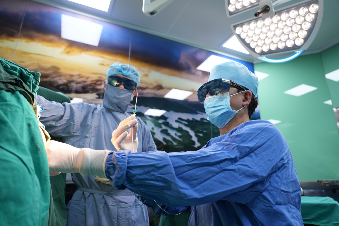 Mổ trĩ Laser là giải pháp can thiệp ít xâm lấn, ít đau đớn, phục hồi nhanh chóng (Ảnh: Bệnh viện Hồng Ngọc)