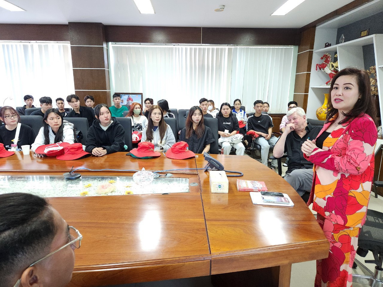 Bà Huỳnh Lan Phương, Phó Tổng giám đốc VWS tiếp đoàn Sinh viên Đại học Cần Thơ tham quan Công ty VWS Bà Huỳnh Lan Phương, Phó Tổng giám đốc VWS tiếp đoàn Sinh viên Đại học Cần Thơ tham quan Công ty VWS