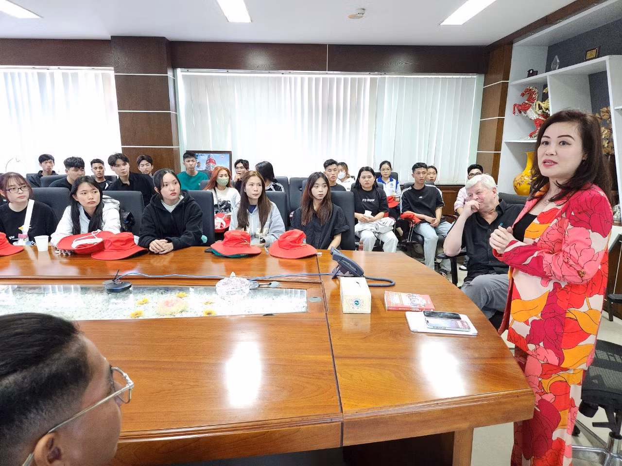 Bà Huỳnh Lan Phương, Phó Tổng giám đốc VWS tiếp đoàn Sinh viên Đại học Cần Thơ tham quan Công ty VWS