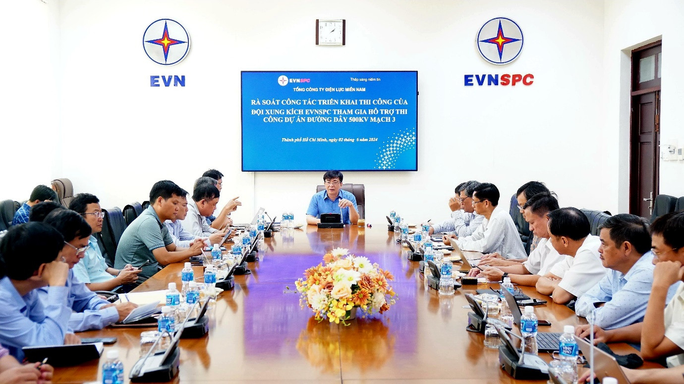 Lãnh đạo EVNSPC tổ chức họp khẩn, nối cầu trực tuyến với Giám đốc 21 Công ty Điện lực và các Đội xung kích ngoài công trường vào chiều ngày 2/6