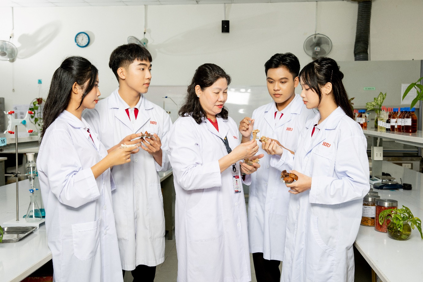 Giảng viên hướng dẫn sinh viên Khoa Dược học tập và nghiên cứu khoa học Giảng viên hướng dẫn sinh viên Khoa Dược học tập và nghiên cứu khoa học