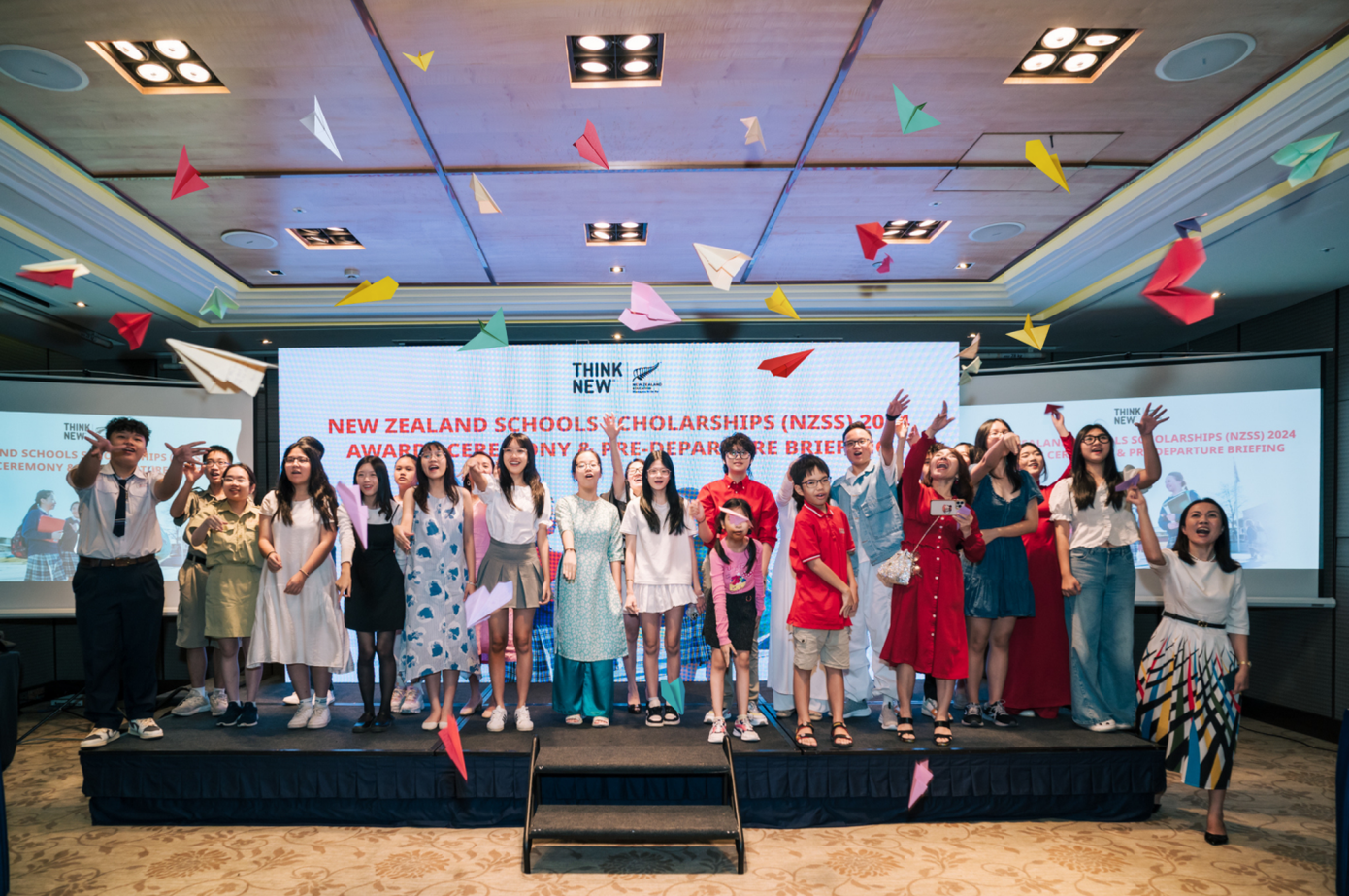 Kết thúc sự kiện, các tân chủ nhân Học bổng chính phủ New Zealand bậc trung học phóng máy bay giấy đánh dấu khởi đầu của hành trình mới tại đất nước New Zealand xinh đẹp.