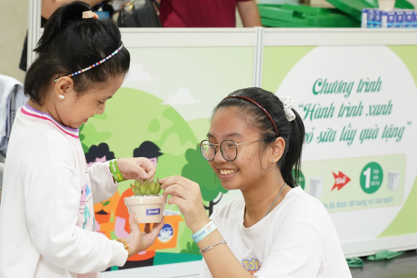 Các em nhỏ được uống sữa thỏa thích, tham gia sân chơi miễn phí và các hoạt động đổi vỏ hộp sữa lấy quà, check-in góp cây cho rừng nhân ngày 1/6. Các em nhỏ được uống sữa thỏa thích, tham gia sân chơi miễn phí và các hoạt động đổi vỏ hộp sữa lấy quà, check-in góp cây cho rừng nhân ngày 1/6.