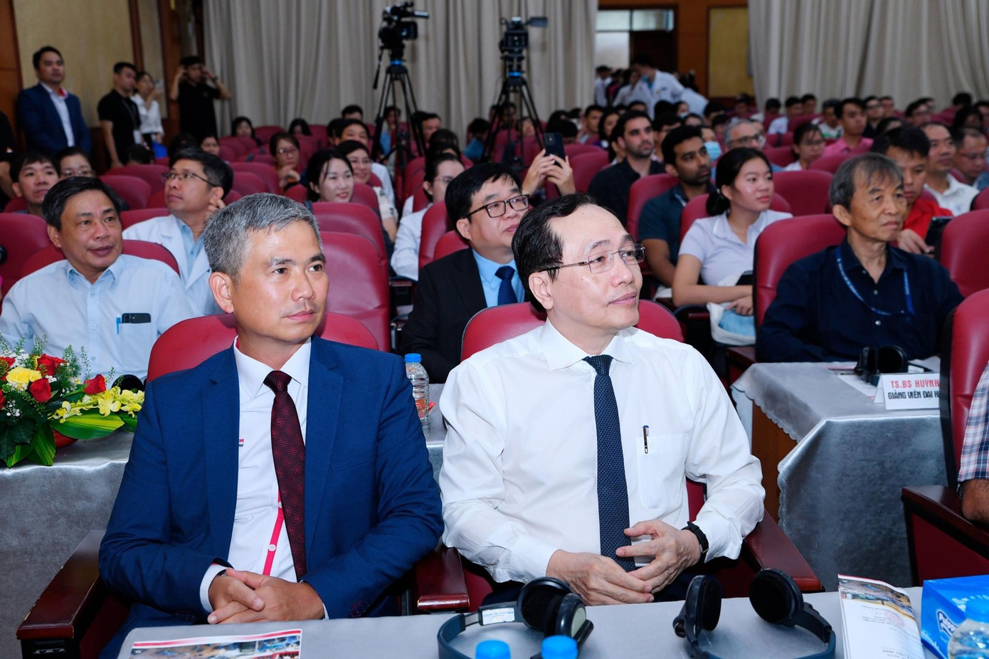 TS.BS Trần Chí Cường, Giám đốc Bệnh viện Đa khoa Quốc tế S.I.S Cần Thơ tặng hình của bệnh viện cho chuyên gia quốc tế