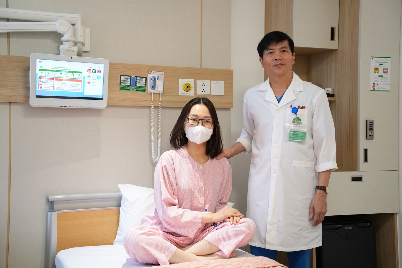 Bệnh nhân N.H.L có thể ngồi, sinh hoạt bình thường ngay sau gần 1 ngày mổ trĩ Laser (Ảnh: Bệnh viện Hồng Ngọc)