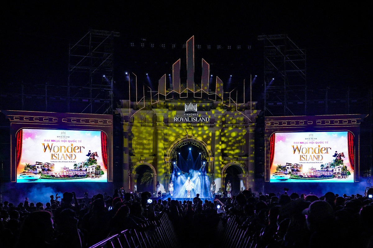 Tạo nên “bữa tiệc âm nhạc” Wonder Island kéo dài 90 phút còn có dàn sao trẻ đình đám trong nước. Vũ Phụng Tiên - gương mặt mới xuất sắc được đề cử tại Làn sóng xanh 2023, “gây bão lòng” với các nhạc phẩm: Lệ Lưu Ly, Lưu số em đi, Đau vậy đủ rồi...