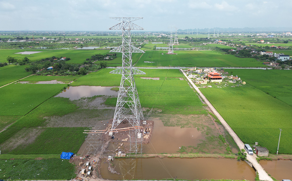 Các nhà thầu tổ chức kéo dây khoảng néo đầu tiên Dự án đường dây 500kV NMNĐ Nam Định I - Thanh Hóa vào giữa tháng 5/2024
