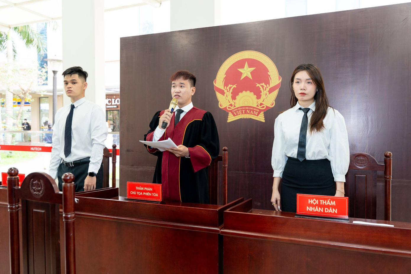 Sinh viên tự tin trình bày những lập luận sắc bén, giải quyết tranh chấp một cách công minh Sinh viên tự tin trình bày những lập luận sắc bén, giải quyết tranh chấp một cách công minh