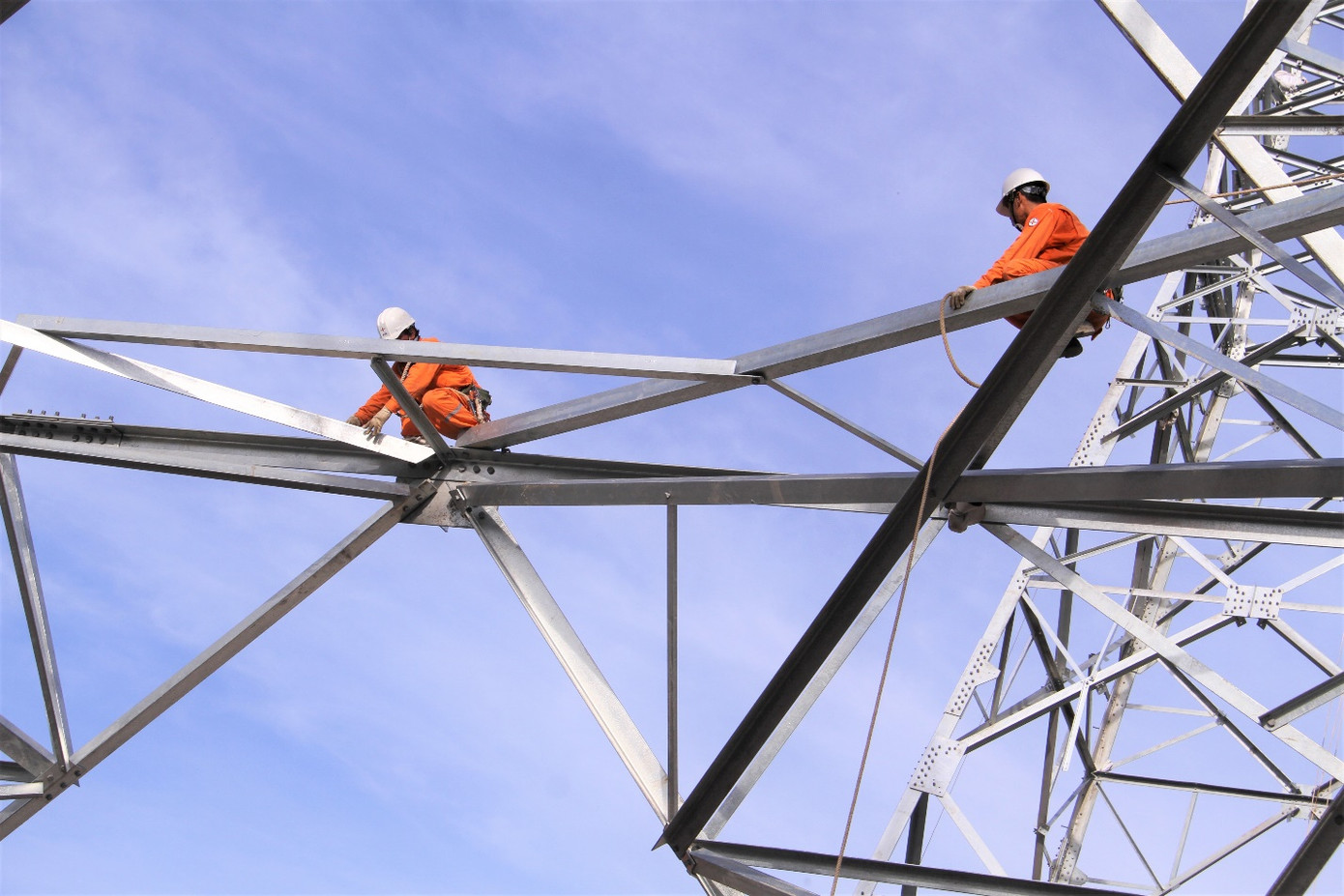 Làm việc trên cao, dưới nắng nóng gần 40 độ C