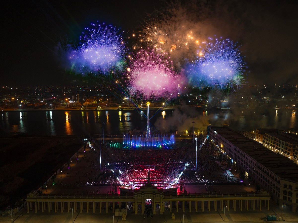 Hàng vạn khán giả có mặt tại Vinhomes Royal Island càng như vỡ òa trước màn pháo hoa rực rỡ, thắp sáng bầu trời thành phố Cảng. Ngay cả khi đại nhạc hội đã dần khép lại, dòng người vẫn ùn ùn đổ về Vinhomes Royal Island để được chiêm ngưỡng và khám phá vẻ đẹp lộng lẫy của các công trình kiến trúc cùng những tiện ích thượng lưu phong cách hoàng gia của “đảo tỷ phú” hiện lên đầy lung linh và ấn tượng dưới ánh đèn. “Tôi chưa thấy sự kiện nào đông như vậy ở đây bao giờ”, anh Lê Thanh Châu (Ngô Quyền, Hải Phòng) tấm tắc. “Tôi đưa cả nhà đến đây từ sáng để muốn tận mắt nhìn thấy đàn ngựa quý cũng như tham quan các công trình tiện ích phong cách hoàng gia ở đây. Thật sự rất tuyệt vời! Rất tự hào khi Hải Phòng có một siêu đô thị đẳng cấp như vậy!”.