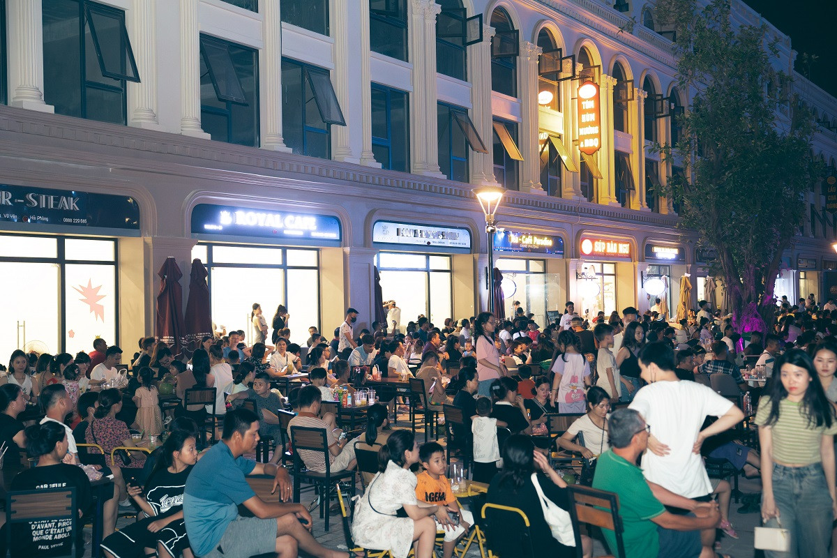 Các nhà hàng, quán ăn tại Phố đi bộ - Công viên Vũ Yên luôn trong cảnh “cháy bàn”