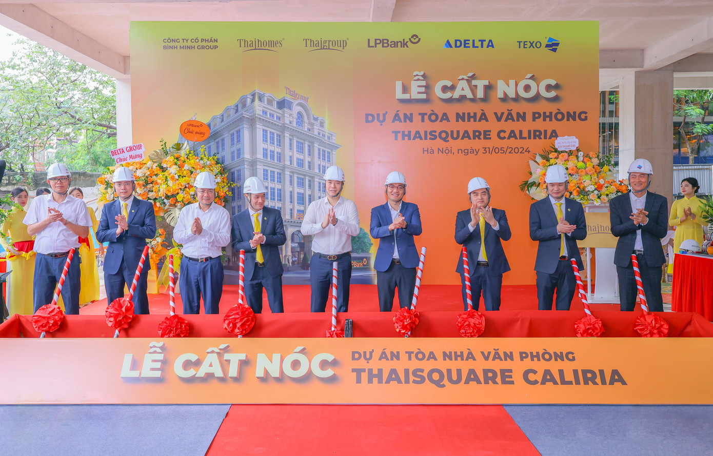 Ông Nguyễn Văn Thùy – Phó Chủ tịch Thường trực HĐQT LPBank (ở giữa) cùng lãnh đạo các đối tác tham dự lễ cất nóc tòa nhà văn phòng Thaisquare Caliria.