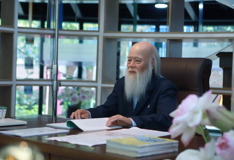 Tượng sáp cố nhà giáo Văn Như Cương tái hiện hình ảnh ông đang ngồi làm việc ngay trong thư viện.