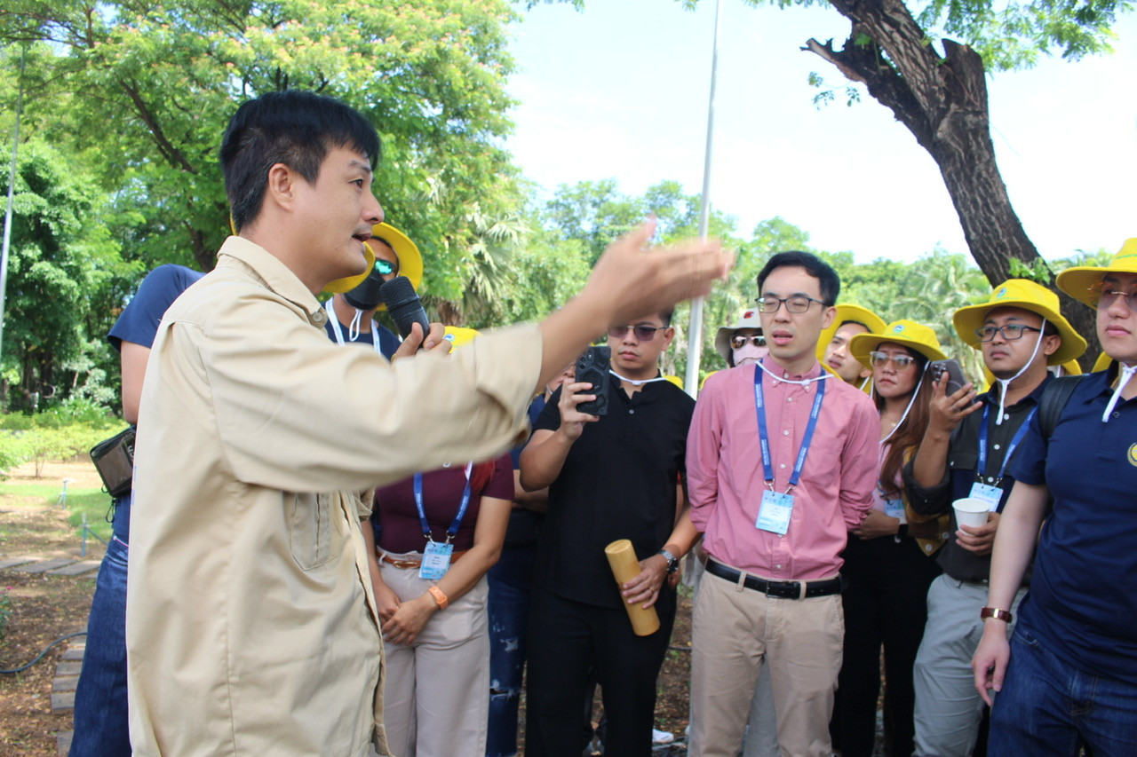 Các đại biểu tham quan quy trình xử lý rác tại Công ty VWS Các đại biểu tham quan quy trình xử lý rác tại Công ty VWS