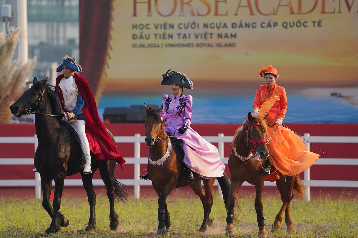 Tại sự kiện khai trương kỹ thuật Vinpearl Horse Academy, khách mời cũng được mãn nhãn với show thời trang Equestrian Odyssey. Màn catwalk ấn tượng ngay trên sân đa năng bên cạnh các chiến mã kiêu hãnh đã tạo cảm hứng trình diễn cho nhiều người mẫu. Khán giả được hiểu hơn về thời trang dành cho bộ môn cưỡi ngựa qua các bộ sưu tập tới từ các thương hiệu nổi tiếng như Sally &amp; Ken, Butuni, BeAnn… “Tất cả những gì tôi từng thấy trong các bộ phim điện ảnh kinh điển về lối sống sang trọng, quý phái của các Hoàng gia châu Âu nay đều hiện diện tại Vinhomes Royal Island. Thực sự, chủ đầu tư đã vô cùng tâm huyết và chơi lớn khi đưa về đây một tiện ích đẳng cấp thế giới, mang đến chất sống thượng lưu hiếm có cho cư dân”, anh Thế Bình, khách mời tham gia sự kiện, trầm trồ.