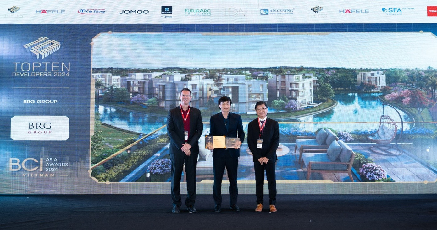 Đại diện Tập đoàn BRG nhận giải thưởng “Top 10 công ty Chủ đầu tư hàng đầu 2024”