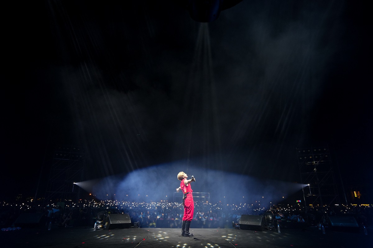 Trước đó, XIUMIN đến Việt Nam từ trưa 30/5 và được đưa đón bằng mẫu VinFast VF 9 - mẫu xe điện cao cấp nhất của VinFast. Dòng xe “chủ tịch” đứng đầu bảng về độ sang trọng, đẳng cấp và mạnh mẽ này được giới doanh nhân, nghệ sĩ nổi tiếng đặc biệt ưu thích và cũng thường xuyên là phương tiện di chuyển của các ngôi sao hàng đầu thế giới, như Charlie Puth, Maroon 5… khi tới Việt Nam.