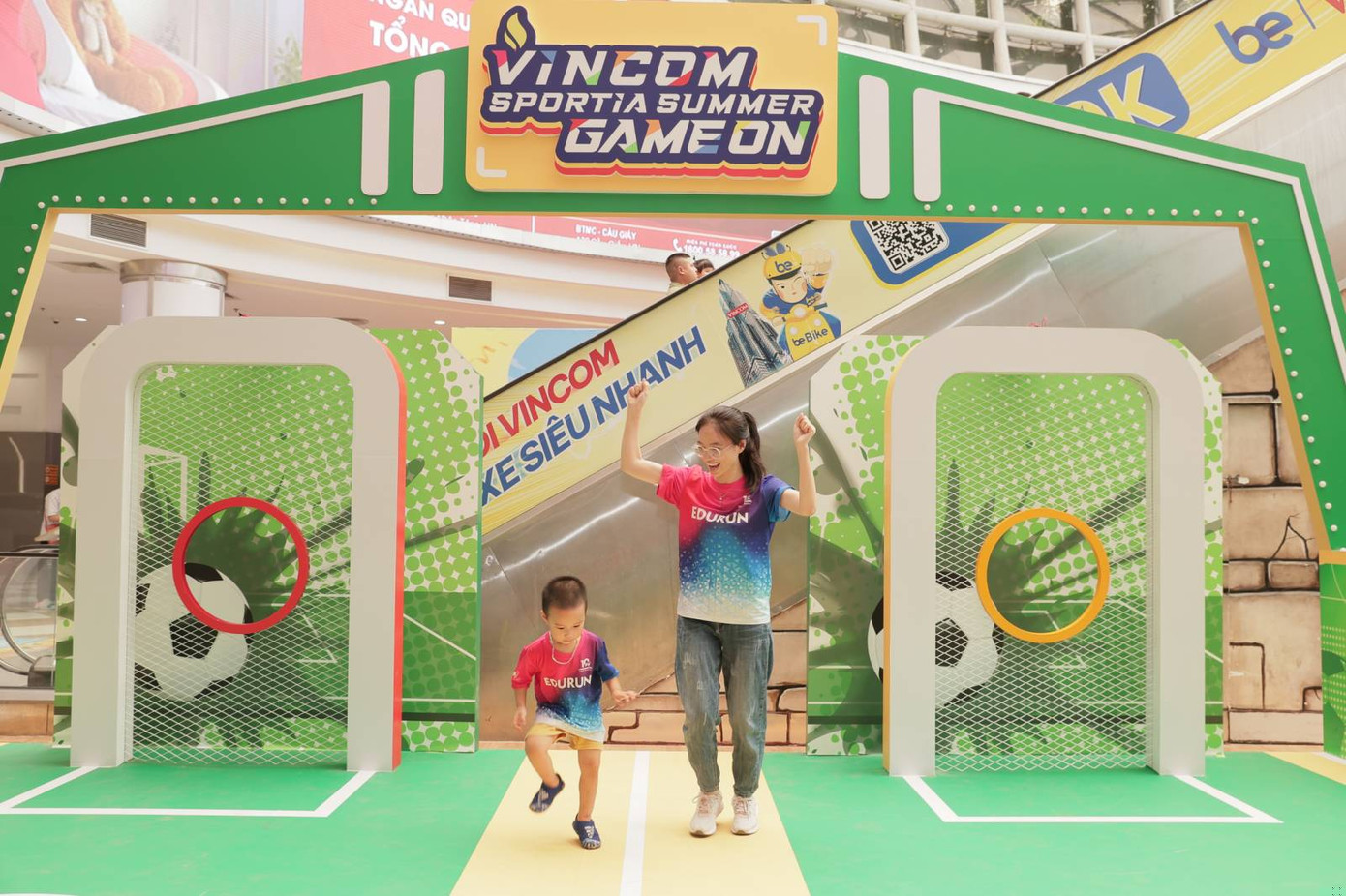 Các khách hàng nhí thỏa thích “nhập vai” các tuyển thủ thi đấu và tận hưởng khoảnh khắc chiến thắng Các khách hàng nhí thỏa thích “nhập vai” các tuyển thủ thi đấu và tận hưởng khoảnh khắc chiến thắng