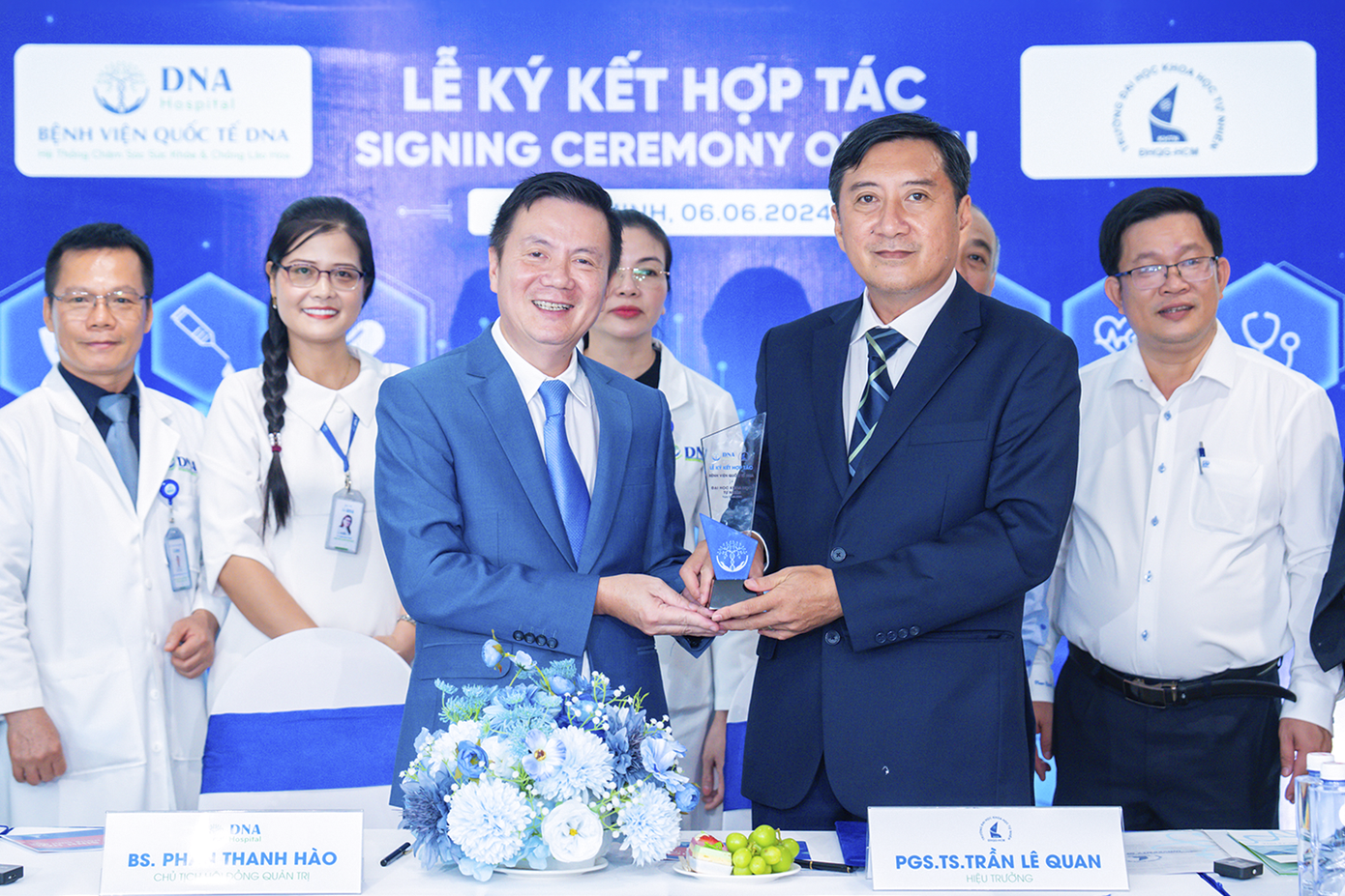 BS. Phan Thanh Hào tặng kỷ niệm chương mừng buổi ký kết diễn ra thành công tốt đẹp BS. Phan Thanh Hào tặng kỷ niệm chương mừng buổi ký kết diễn ra thành công tốt đẹp