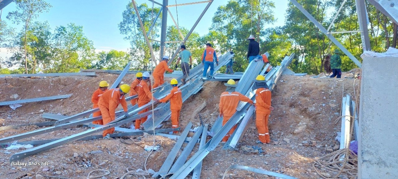 PC Phú Thọ triển khai nhiệm vụ tại vị trí cột 317 thuộc xã Nam Lộc, huyện Nam Đàn, tỉnh Nghệ An PC Phú Thọ triển khai nhiệm vụ tại vị trí cột 317 thuộc xã Nam Lộc, huyện Nam Đàn, tỉnh Nghệ An