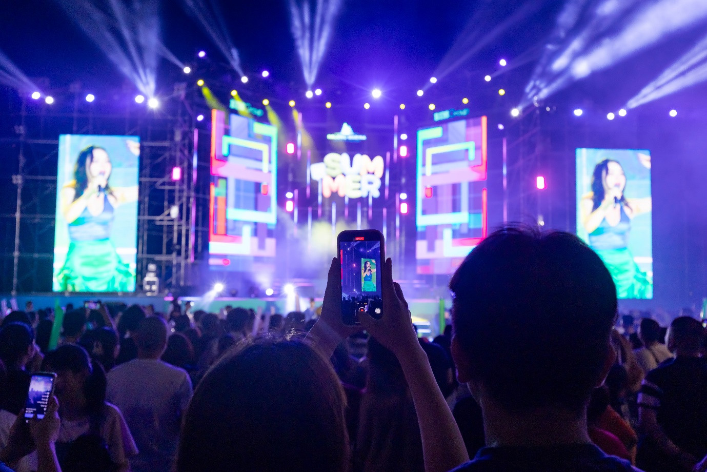 Nhiều du khách hưởng ứng hết mình trong hai đêm nhạc sôi động bên bờ vịnh biển