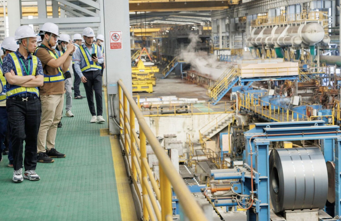 Đoàn nhà đầu tư thăm quan dây chuyền thép cuộn cán nóng hiện đại của Hòa Phát