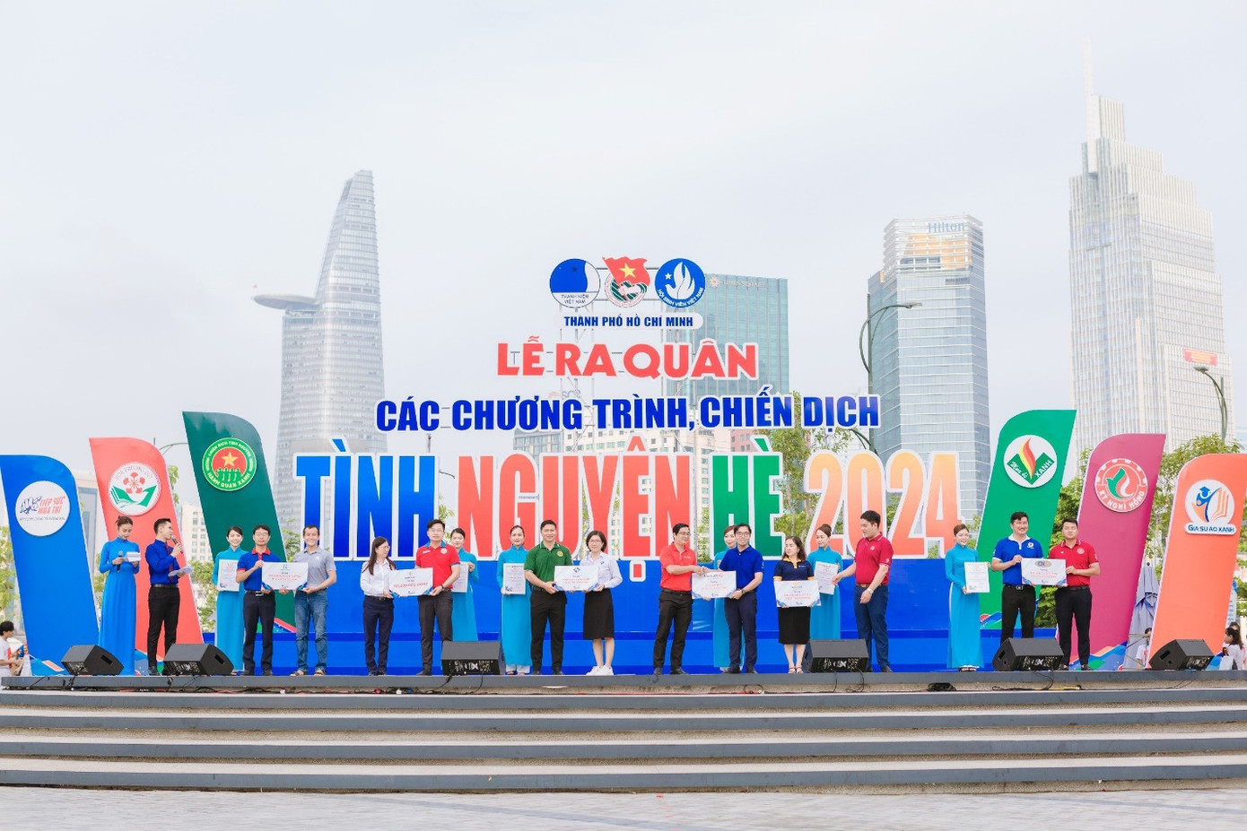 Đại diện công ty TNHH bao bì Phúc Thịnh(thứ 5 từ trái sang) trao biển tượng trưng đến BTC Tình nguyện hè 2024 tại TP.HCM. Đại diện công ty TNHH bao bì Phúc Thịnh(thứ 5 từ trái sang) trao biển tượng trưng đến BTC Tình nguyện hè 2024 tại TP.HCM.