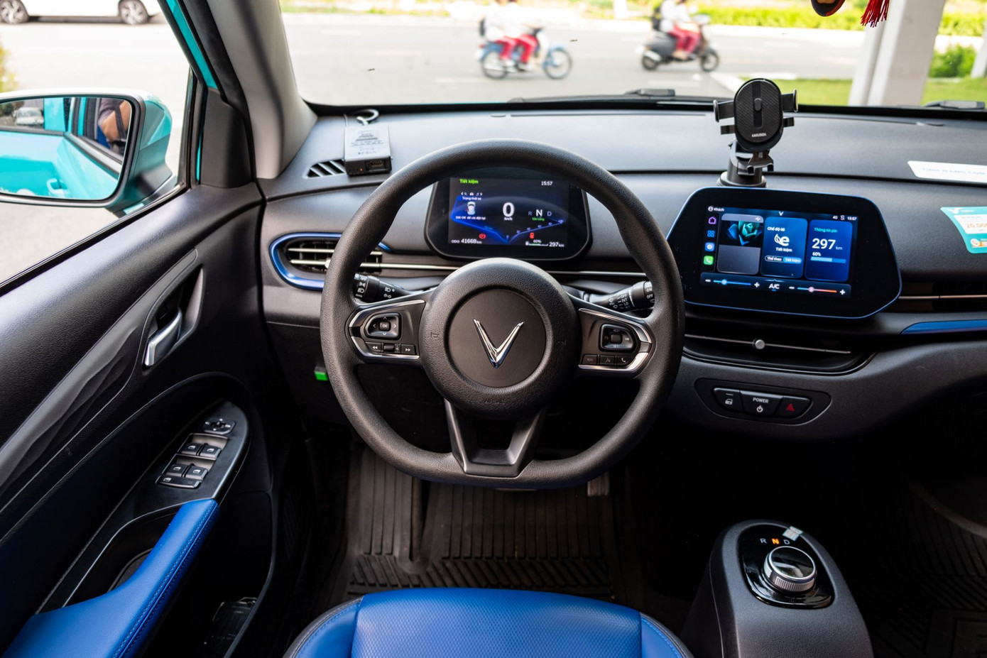 VF 5 Plus có thiết kế khoang lái hướng tới người lái với nhiều công nghệ tiên tiến, vượt tầm phân khúc. VF 5 Plus có thiết kế khoang lái hướng tới người lái với nhiều công nghệ tiên tiến, vượt tầm phân khúc.