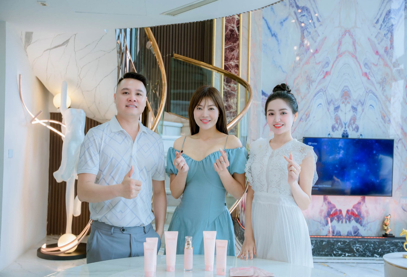 Ông Đặng Quang Dũng - bà Bùi Hải Lý đại diện thương hiệu Jullien Day tại Việt Nam và nữ diễn viên Thanh Hương.