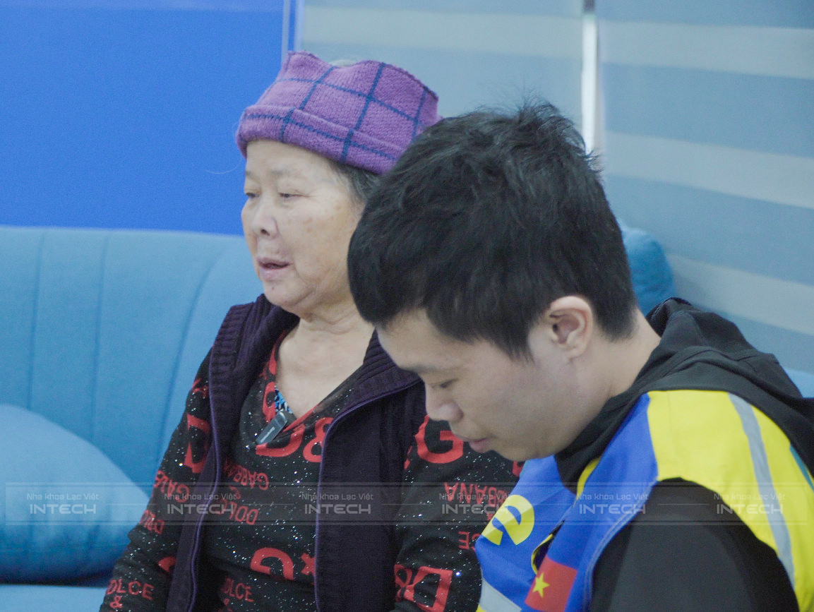 Cô Trần thị Bộ và con trai tại nha khoa Lạc Việt Intech