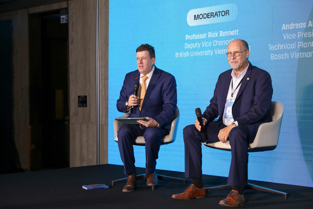 (Bên trái) Giáo sư Rick Bennett, Phó Hiệu trưởng trường Đại học Anh Quốc Việt Nam, điều phối phiên thảo luận về "Đầu tư vào giáo dục, hướng tới xây dựng lực lượng lao động xanh và toàn diện đến năm 2050". | Nguồn: Vietcetera (Bên trái) Giáo sư Rick Bennett, Phó Hiệu trưởng trường Đại học Anh Quốc Việt Nam, điều phối phiên thảo luận về "Đầu tư vào giáo dục, hướng tới xây dựng lực lượng lao động xanh và toàn diện đến năm 2050". | Nguồn: Vietcetera