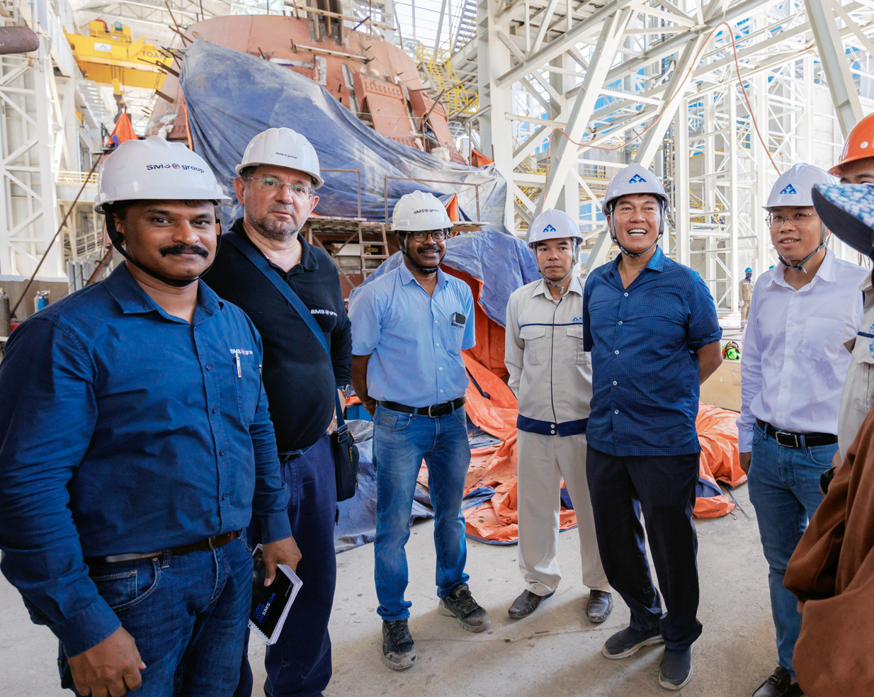 Chủ tịch Trần Đình Long trao đổi với các kỹ sư nhà thầu ở hạng mục luyện thép Khu tổ hợp lò thổi BOF 300T