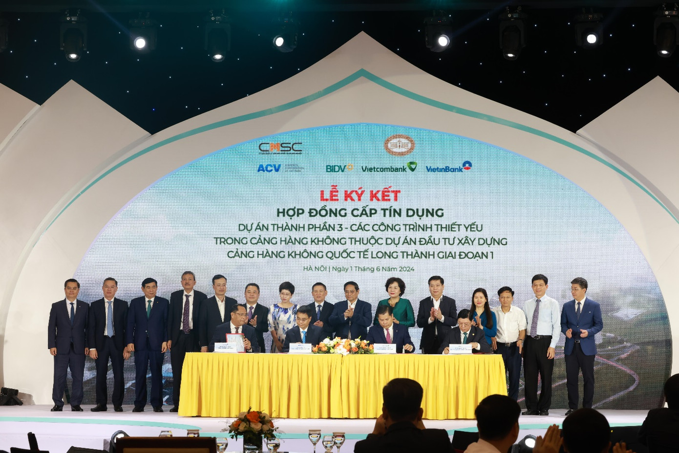 Ông Đoàn Việt Nam - Phó TGĐ BIDV kiêm Giám đốc CN Sở Giao dịch 1 - cùng đại diện Vietcombank, VietinBank ký Hợp đồng tín dụng với ACV
