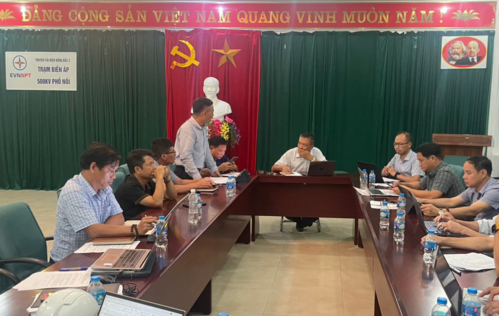 Trước đó, vào ngày 16/6/2024, Hội đồng nghiệm thu cấp chủ đầu tư họp thống nhất phương án đóng điện hạng mục mở rộng ngăn lộ TBA 500kV Phố Nối