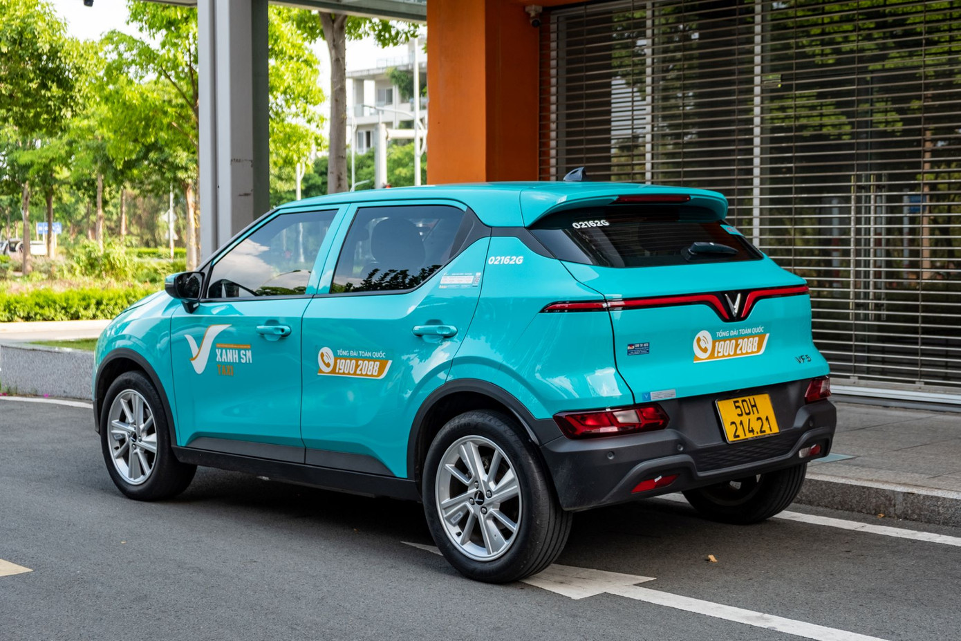 Anh Vũ chia sẻ, trên hành trình chở khách hàng ngày anh có thể tranh thủ thời gian sạc điện để nghỉ ngơi. Anh Vũ chia sẻ, trên hành trình chở khách hàng ngày anh có thể tranh thủ thời gian sạc điện để nghỉ ngơi.