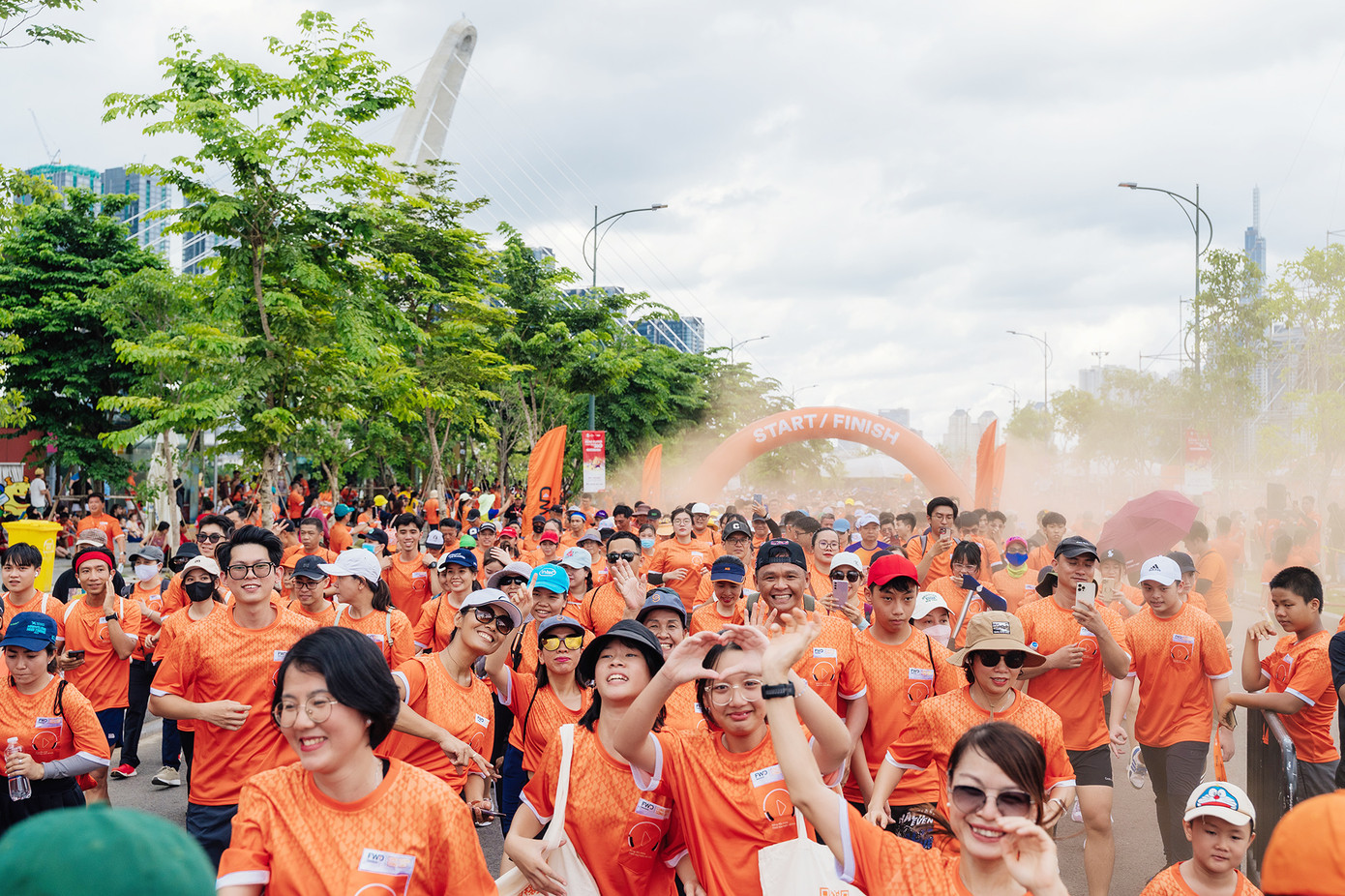 Trong không gian phủ đầy sắc cam, các “vận động viên” cùng nhau chạy về đích với tinh thần hứng khởi.