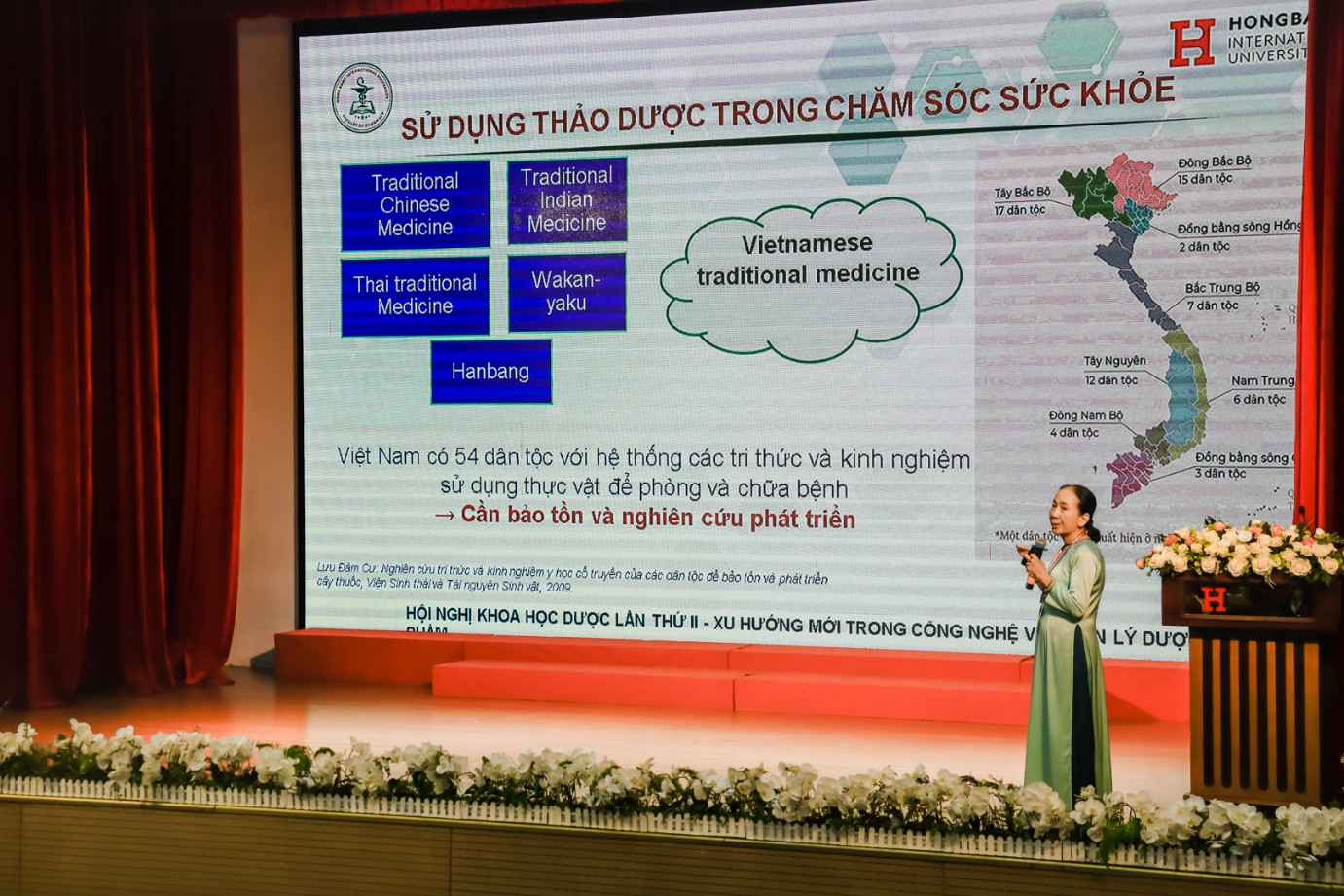 PGS.TS. Nguyễn Thị Thu Hương, Khoa Dược HIU trình bày báo cáo về nghiên cứu phát triển thảo dược trong chăm sóc sức khoẻ PGS.TS. Nguyễn Thị Thu Hương, Khoa Dược HIU trình bày báo cáo về nghiên cứu phát triển thảo dược trong chăm sóc sức khoẻ