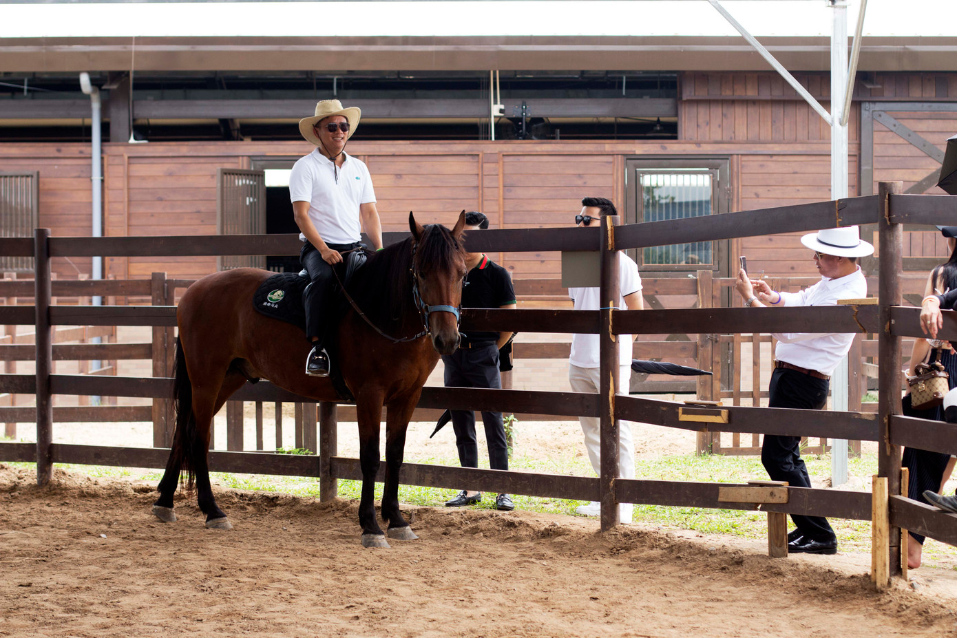 Ngoài hoạt động trình diễn chính trên sân đa năng, sự kiện cũng mở ra những không gian bên lề cho du khách trải nghiệm hóa trang chụp ảnh cùng ngựa, tham gia tour ngựa kéo xe hay cơ hội hiểu thêm về các giống ngựa quý qua phần thuyết trình của chuyên gia Vinpearl Horse Academy.