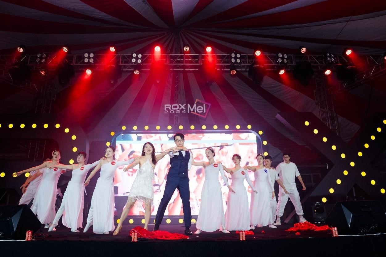 Ngày hội chính ROX 28 Anniversary của Tập đoàn mang màu sắc trẻ trung, sôi động, sáng tạo, đồng thời là sân chơi cho người lao động tỏa sáng. Ngày hội chính ROX 28 Anniversary của Tập đoàn mang màu sắc trẻ trung, sôi động, sáng tạo, đồng thời là sân chơi cho người lao động tỏa sáng.