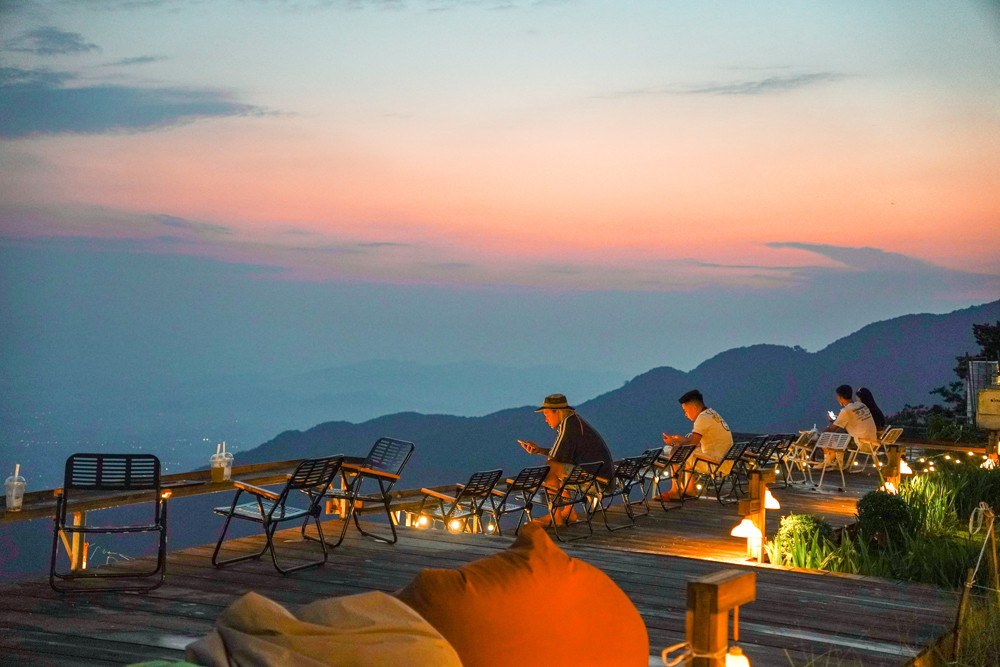 Khoảnh khắc khung cảnh hoàng hôn lãng mạn cuối ngày ở Trạm Hoàng Hôn Khoảnh khắc khung cảnh hoàng hôn lãng mạn cuối ngày ở Trạm Hoàng Hôn